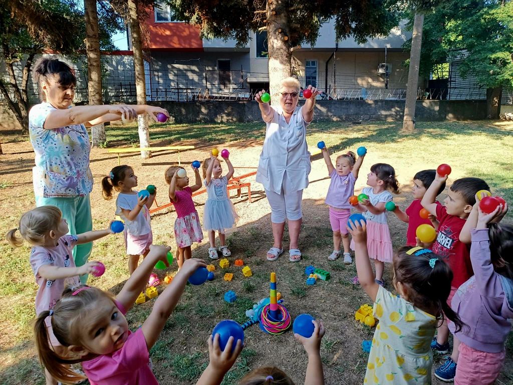 Утринна гимнастика на открито,с участието и на леля Багряна! - ДГ Славейче - Плевен